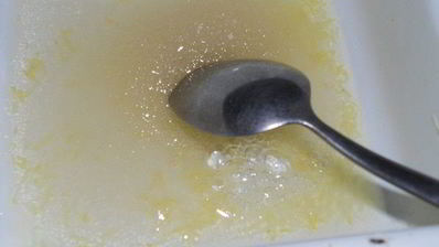 мороженое с клубникой, базиликом и лимонной карамелью