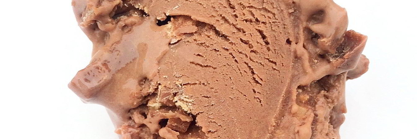 Мороженое с молочным шоколадом и конфетами KitKat