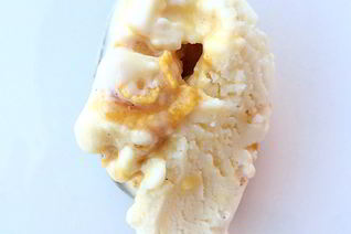 Мороженое с ванилью и кукурузным грильяжем