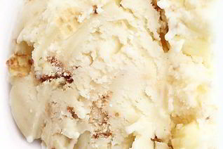 Мороженое в белым шоколадом и конфетами KitKat