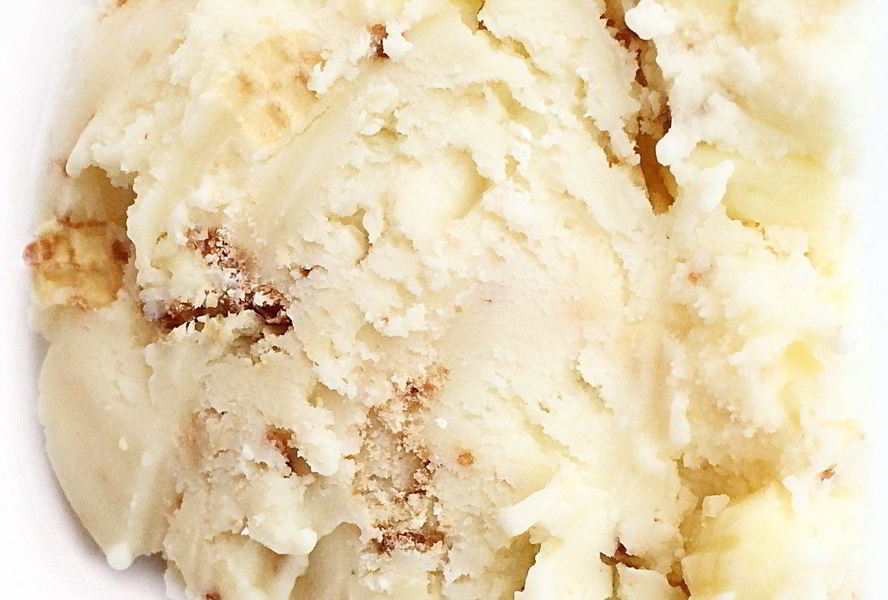 Мороженое в белым шоколадом и конфетами KitKat