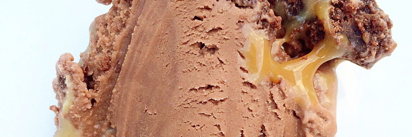 Шоколадное мороженое с брауни и карамельной прослойкой