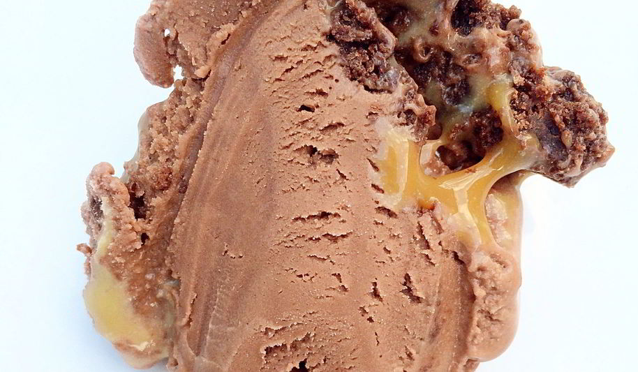 Рецепт шоколадного мороженого с брауни и карамельной прослойкой
