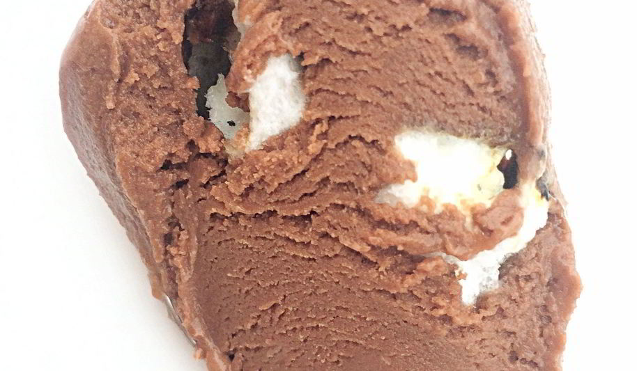 Рецепт шоколадного мороженого с опаленными маршмэллоу