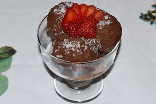 Шоколадное мороженое с орехами в блендере