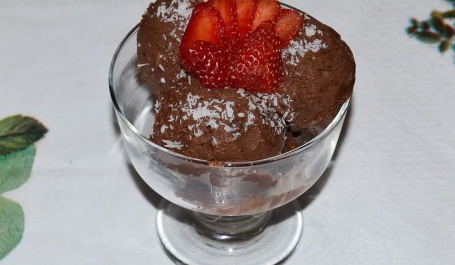 Рецепт шоколадного мороженого с орехами в блендере