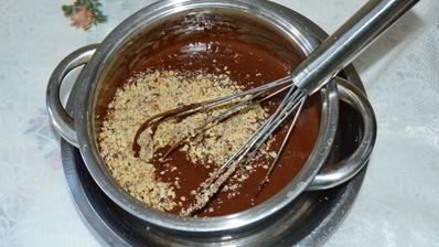 шоколадное мороженое с орехами в блендере