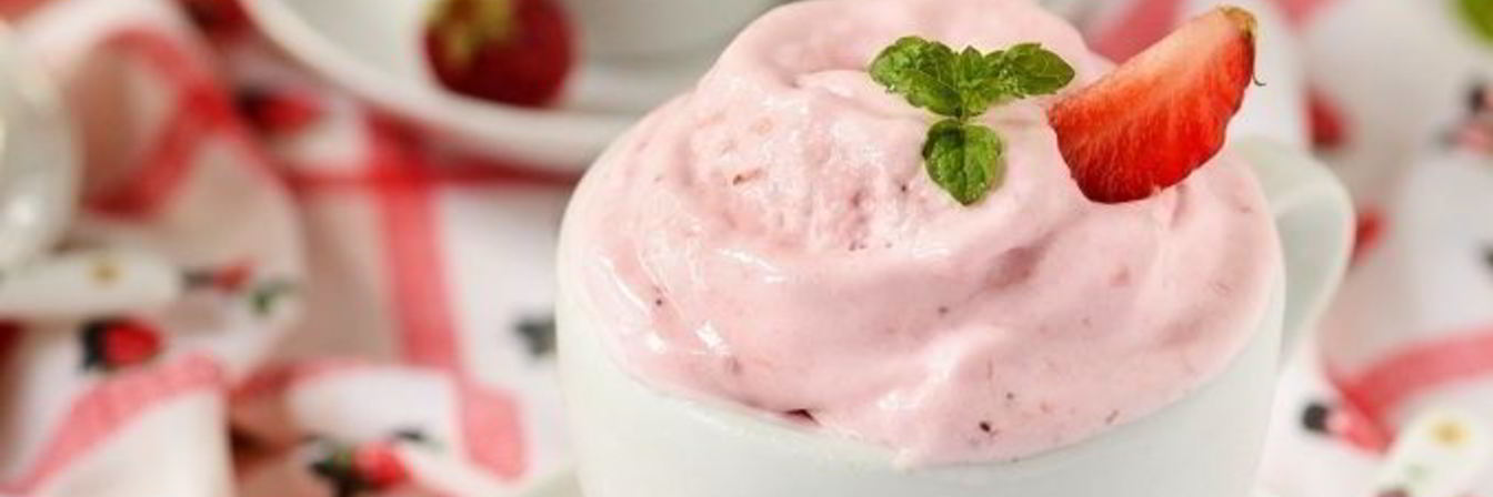 Сливочное мороженое с запеченной клубникой и медом