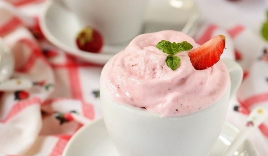 Рецепт сливочного мороженого с запеченной клубникой и медом