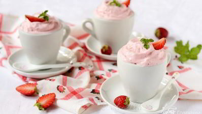 сливочное мороженое с запеченной клубникой и медом