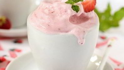 сливочное мороженое с запеченной клубникой и медом