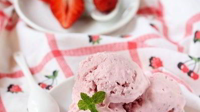 сливочное мороженое с запеченной клубникой и медом