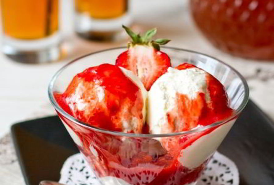 Сырное мороженое с клубнично-томатным соусом