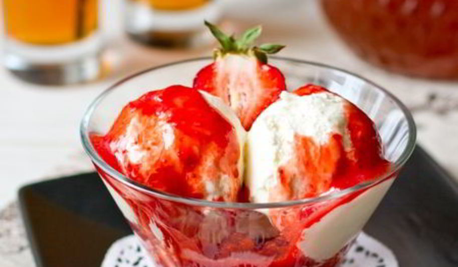 Рецепт сырного мороженого с клубнично-томатным соусом