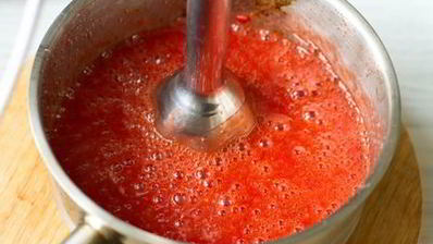 сырное мороженое с клубнично-томатным соусом