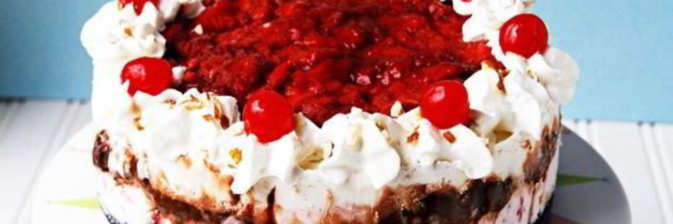 Торт-мороженое с клубникой и бананами