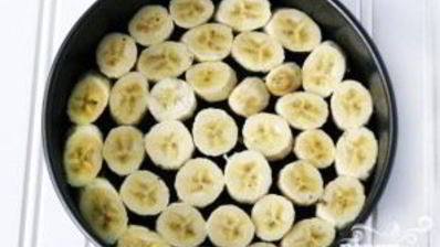 торт-мороженое с клубникой и бананами