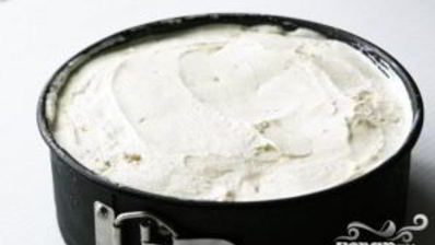 торт-мороженое с клубникой и бананами