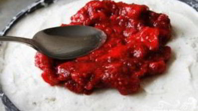 торт-мороженое с клубникой и бананами