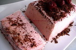 Вишневое мороженое с шоколадной стружкой