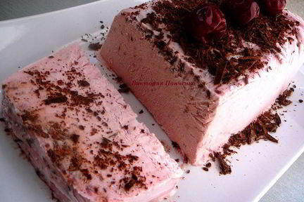 Вишневое мороженое с шоколадной стружкой