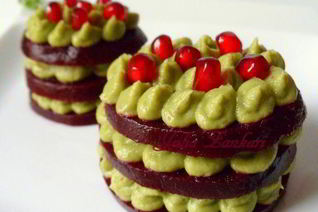 Башенки из свеклы с муссом из авокадо