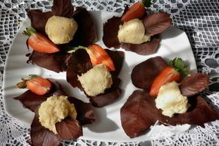 Грушевый мусс на шоколадных листьях