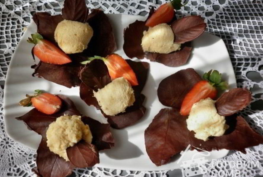 Грушевый мусс на шоколадных листьях