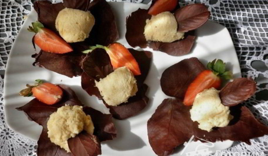 Рецепт грушевого мусса на шоколадных листьях