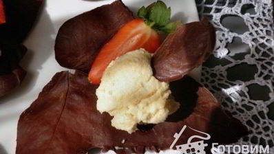 грушевый мусс на шоколадных листьях