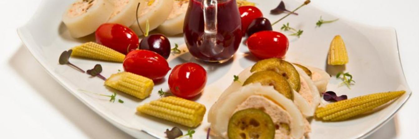 Кальмар с муссом из лосося под вишневым соусом