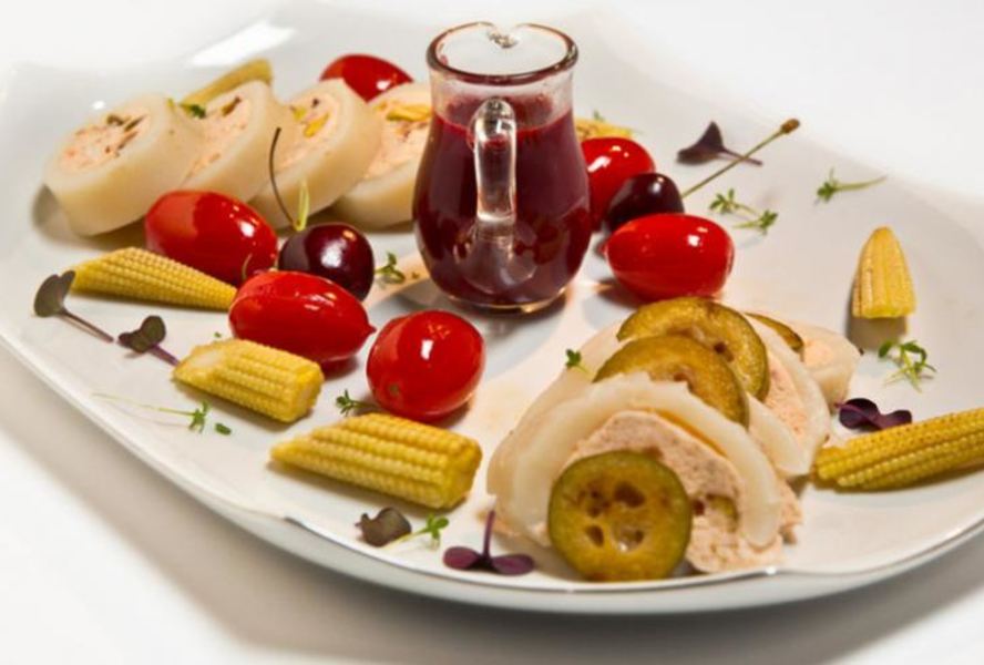 Кальмар с муссом из лосося под вишневым соусом