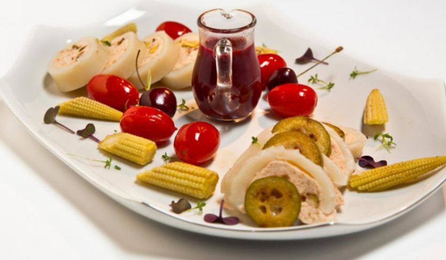 Рецепт кальмара с муссом из лосося под вишневым соусом