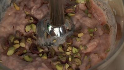 кальмар с муссом из лосося под вишневым соусом