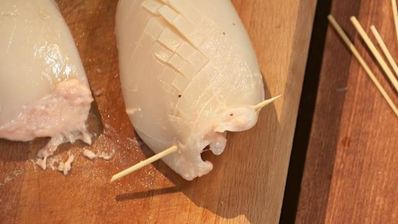 кальмар с муссом из лосося под вишневым соусом