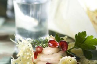 Корзиночки из сыра с муссом из лосося