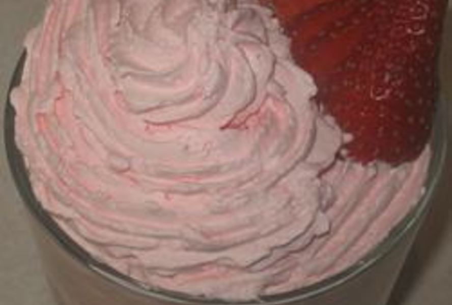 Мусс из клубники со взбитыми сливками