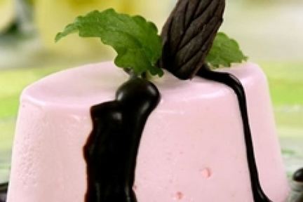 Мусс молочный с шоколадным соусом