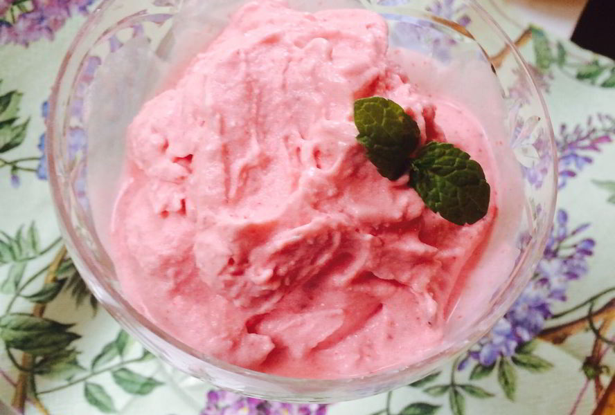 Мусс-мороженое из замороженной клубники