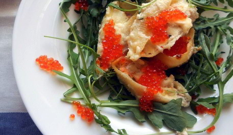 Рецепт пасты ракушки с муссом из семги, маскарпоне, руколы и красной икрой