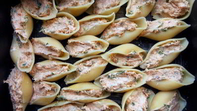 паста ракушки с муссом из семги, маскарпоне, руколы и красной икрой