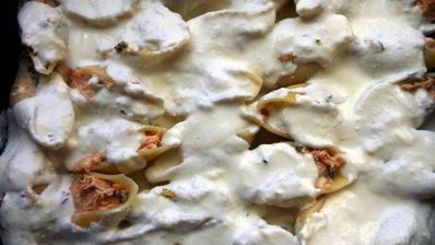 паста ракушки с муссом из семги, маскарпоне, руколы и красной икрой