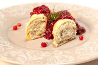 Рулет с муссом из трески и брусничным соусом