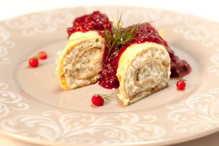 Рулет с муссом из трески и брусничным соусом
