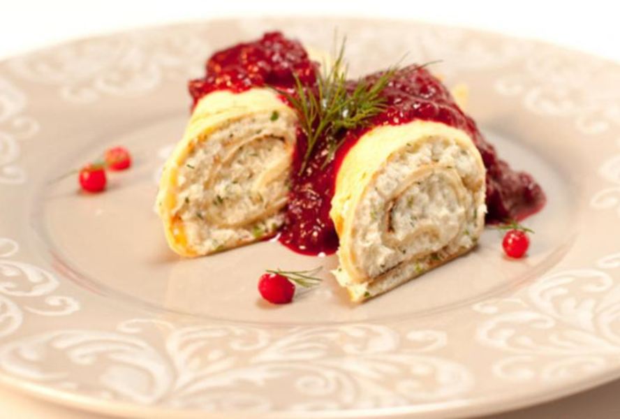 Рулет с муссом из трески и брусничным соусом