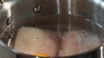 рулет с муссом из трески и брусничным соусом