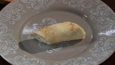 рулет с муссом из трески и брусничным соусом