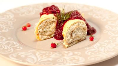 рулет с муссом из трески и брусничным соусом