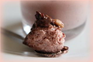 Шоколадно-клубничный мусс с орешками