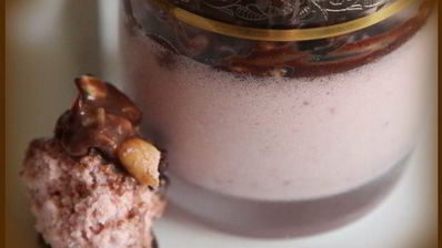 шоколадно-клубничный мусс с орешками